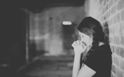 Koulupastori kulkee kauppakeskukseen