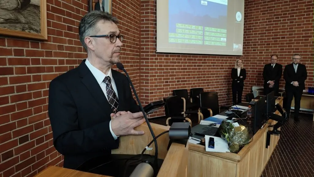 Kari KK Korhoselle luovutettiin 31.3.2025 Tasavallan Presidentin myöntämä Suomen Valkoisen Ruusun I luokan mitali kultaristein (SVR M I kr).