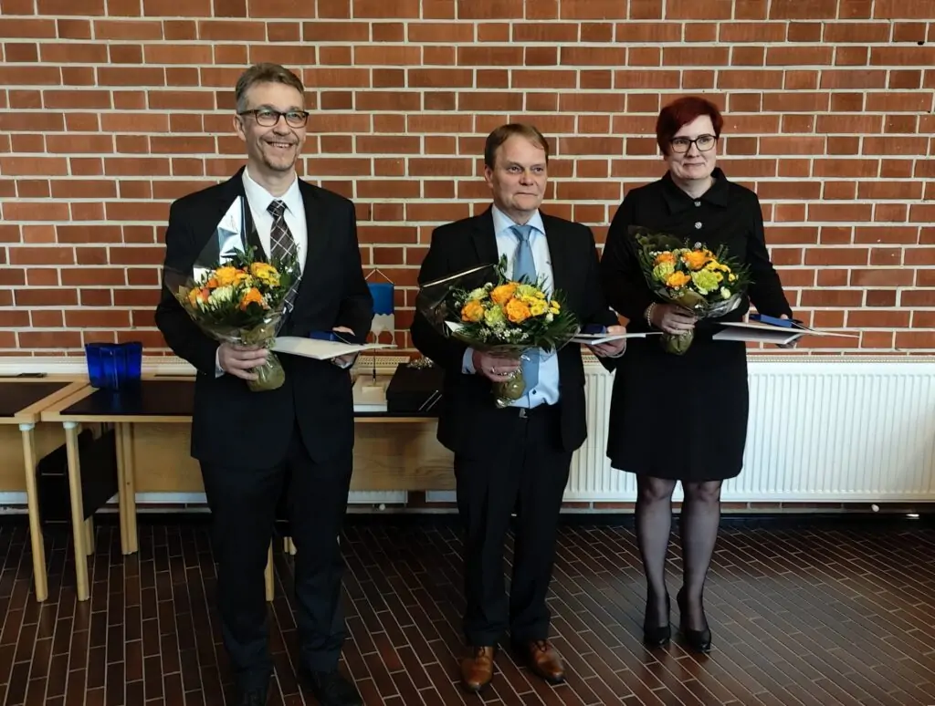 Kari KK Korhonen otti vastaan huomionosoituksen Alajärven kaupunginvaltuuston kokouksen alussa.