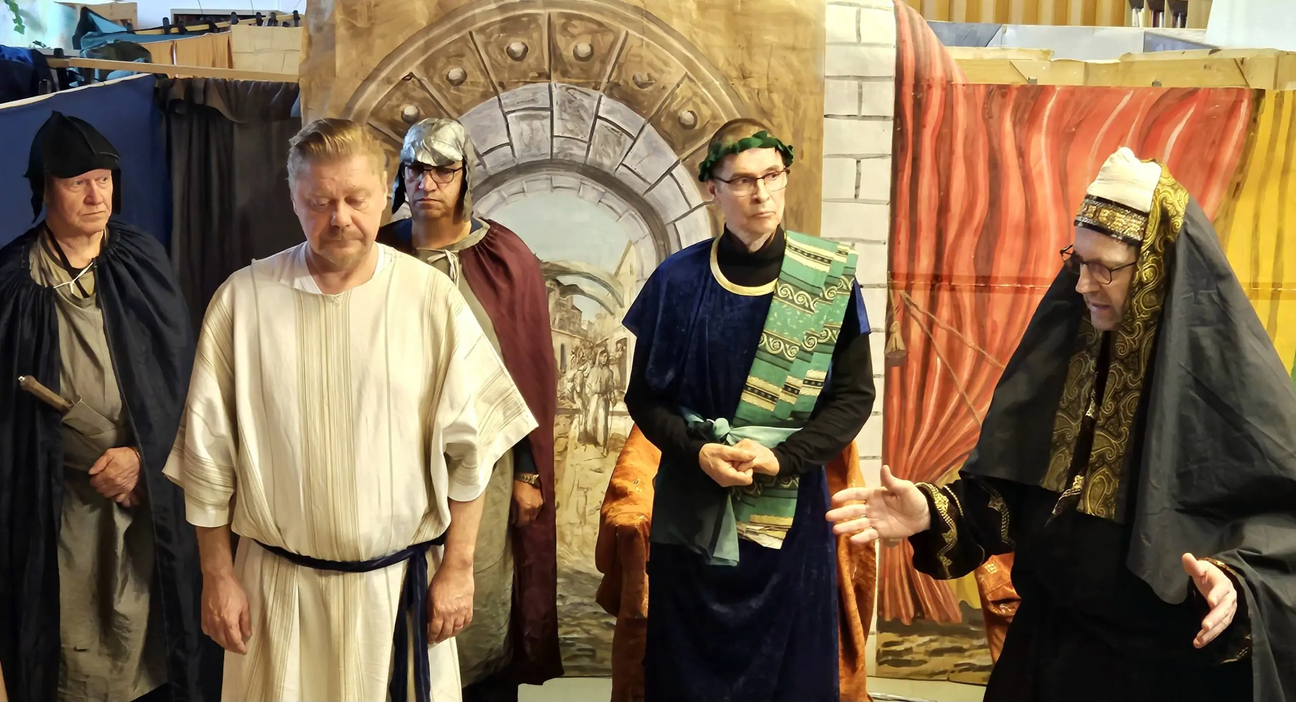 Pääsiäisvaellus oli pääsiäisenä Varkaudessa, kuvassa näytelmän henkilöitä. Kuvaaja: Marjut L-H.